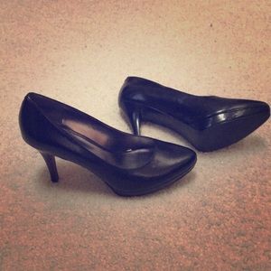 Black Leather Nine West Pumps